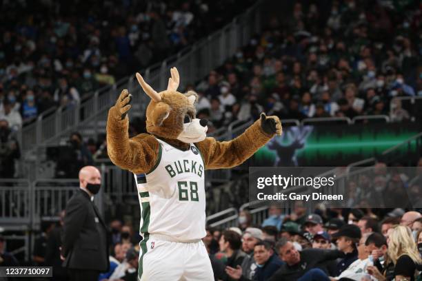 Bango Milwaukee Bucks: Game Day Fun (See How the Bucks Mascot Pumps Up the Crowd)