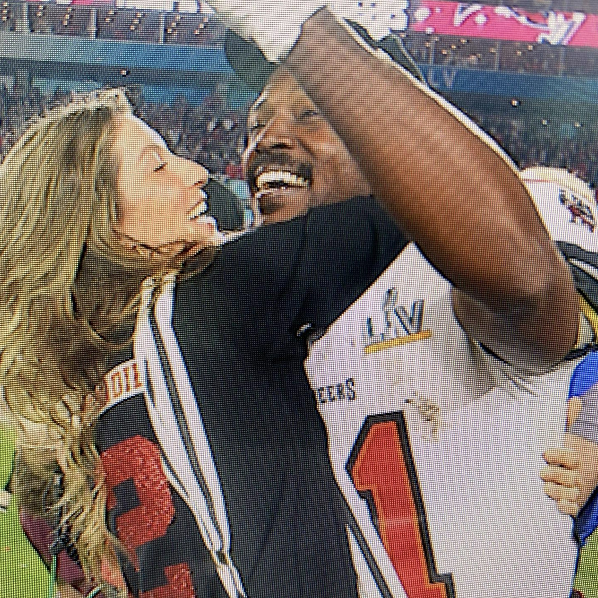 Are Gisele Bündchen & Antonio Brown in a relationship?